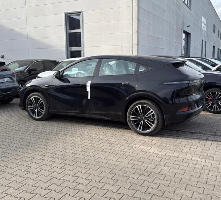 Xpeng neuwagen von einem autohaus bei mbb autoreinigung in der fahrzeugaufbereitung vor der auslieferung.