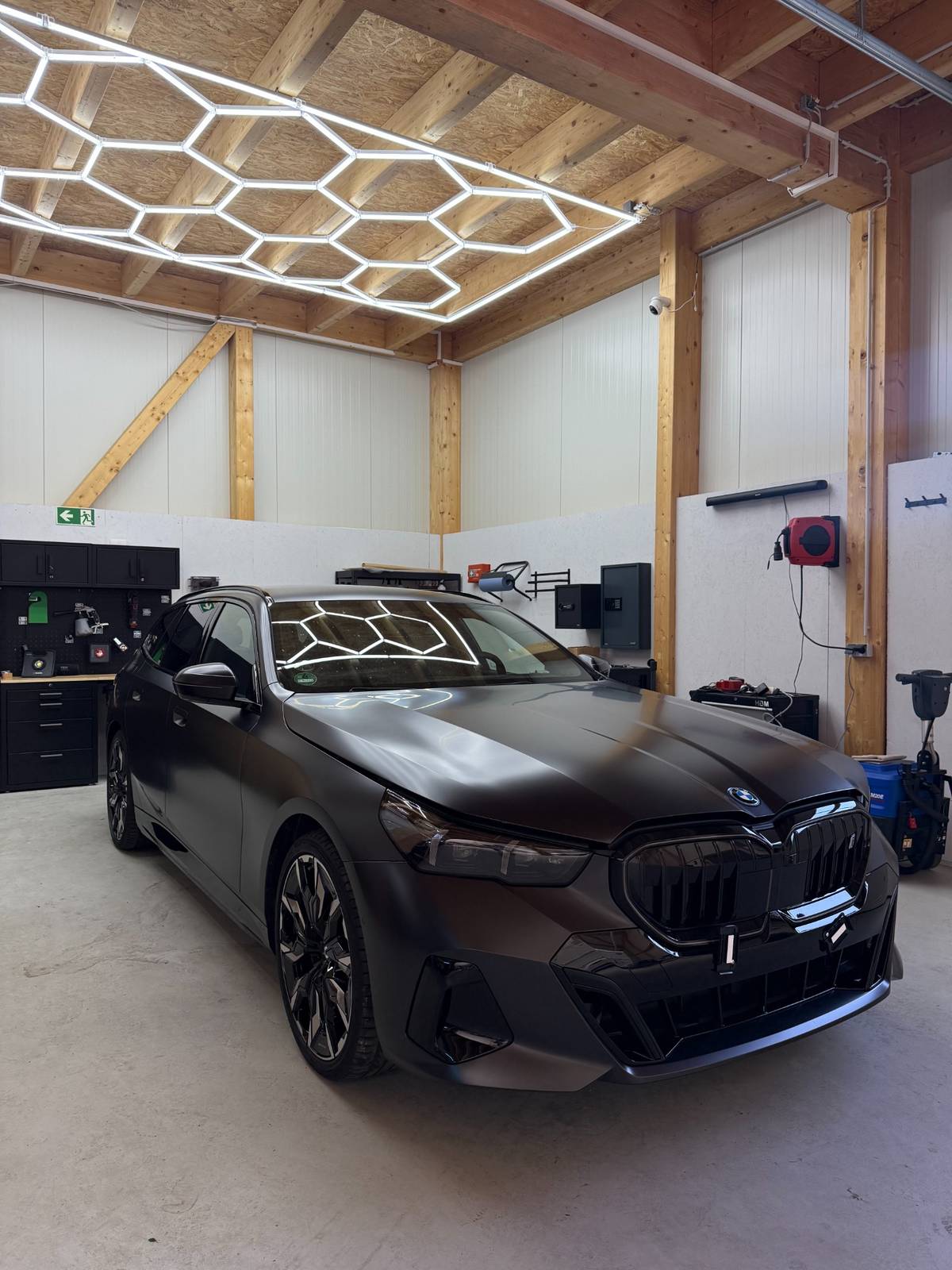 BMW 5er mit Lackschutzfolie und Keramikversiegelung in der MBB Halle in Münster