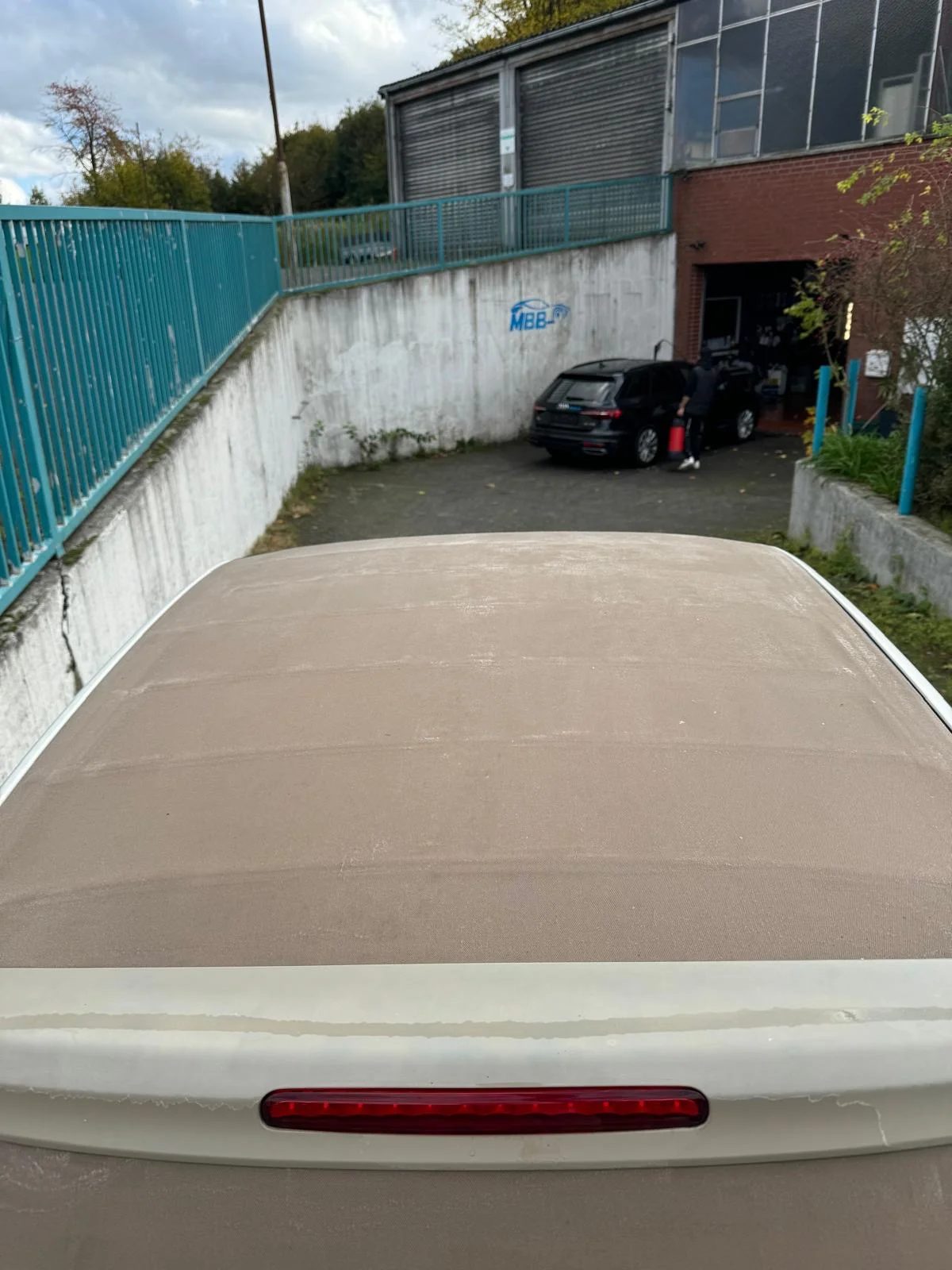 Cabrio-Verdeck nach der Reinigung – farbintensiv, gleichmäßig und gepflegt