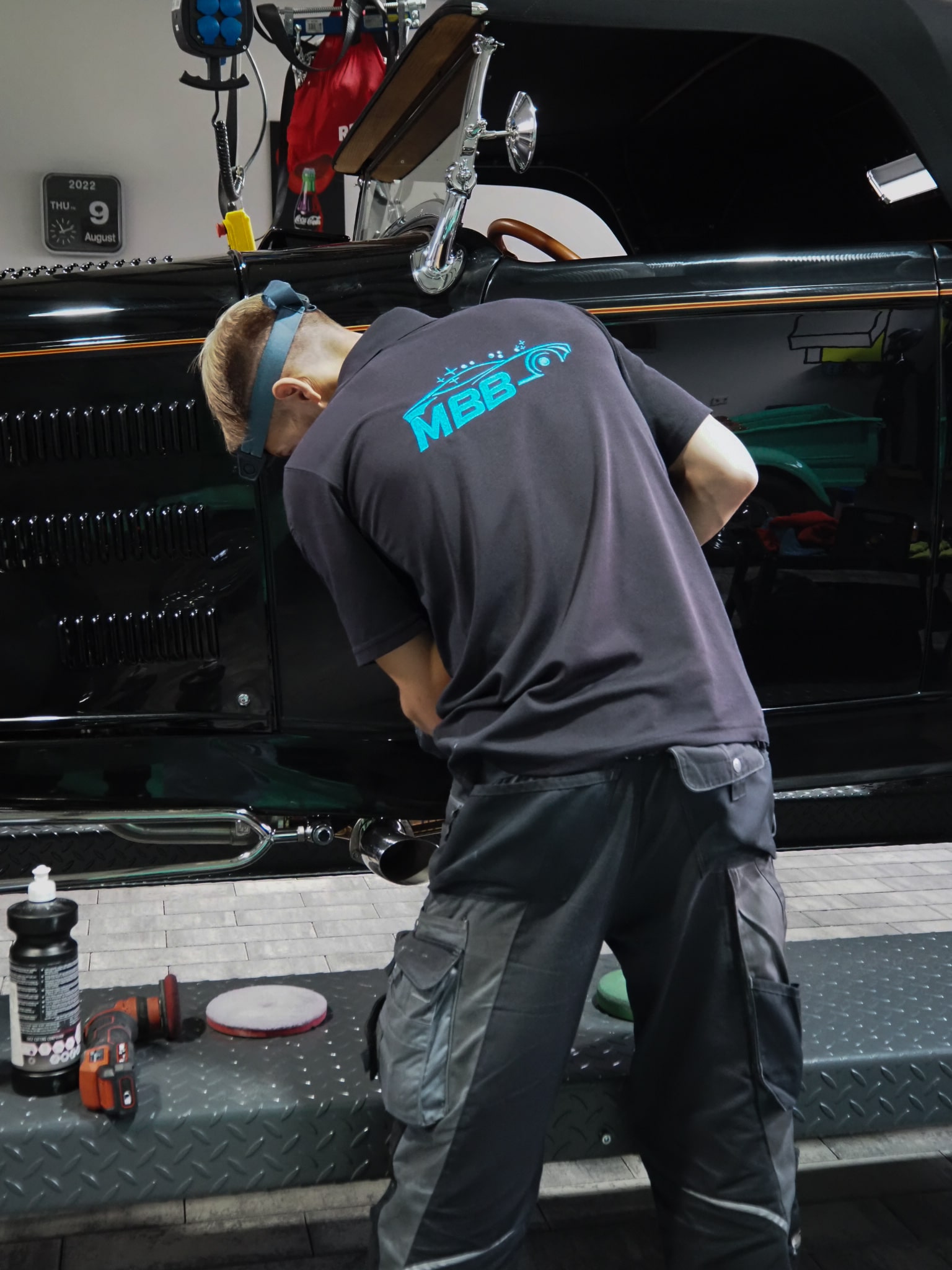 Fahrzeugaufbereitung – Oldtimer schwarz polieren bei MBB Autoreinigung