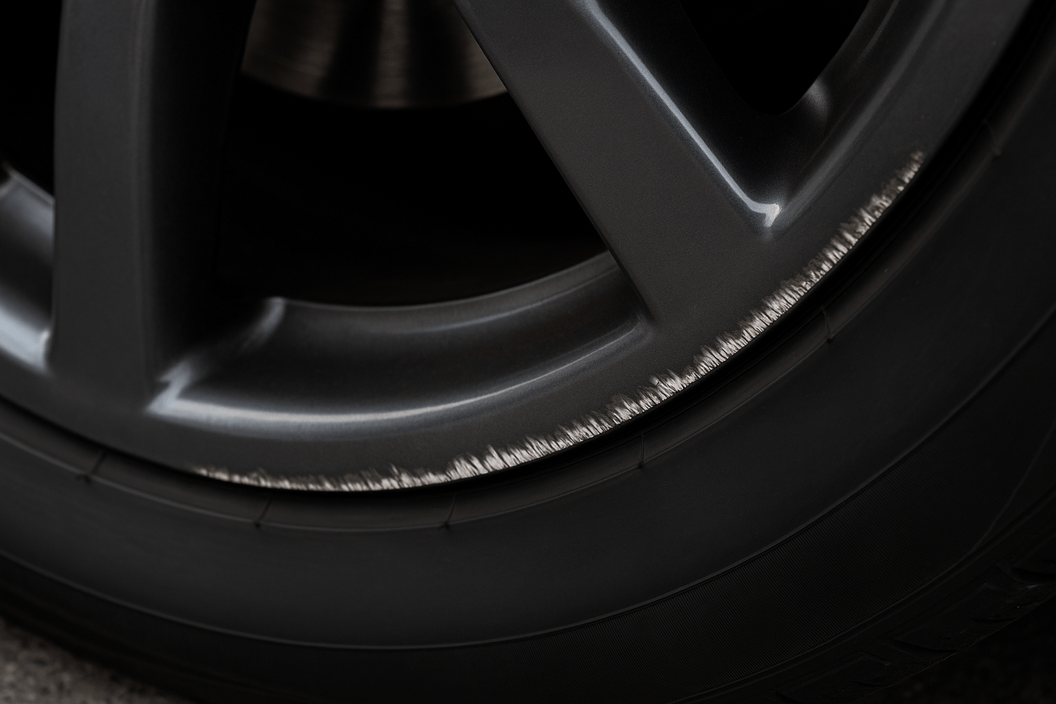 Leicht beschädigte Felge eines Autos mit sichtbarem Oberflächenkratzer – typischer Fall für Fahrzeugaufbereitung vor der Leasingrückgabe