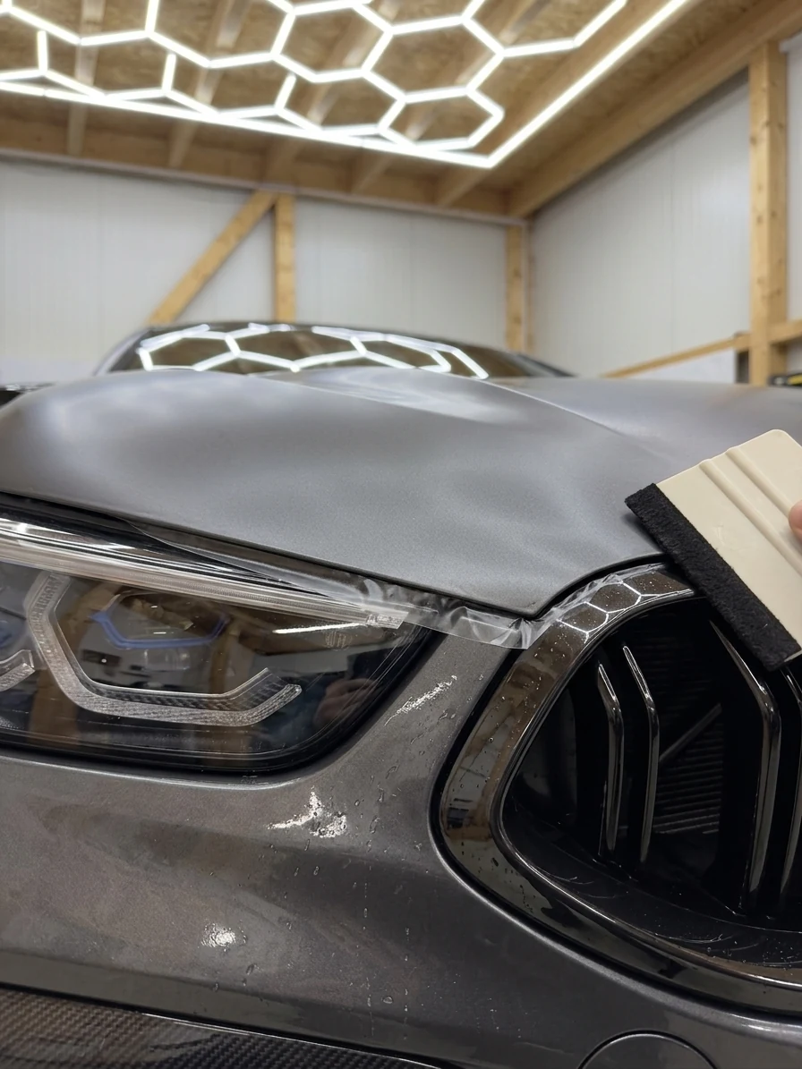 Matte XPEL Stealth Lackschutzfolie wird an der Motorhaube eines BMW verklebt