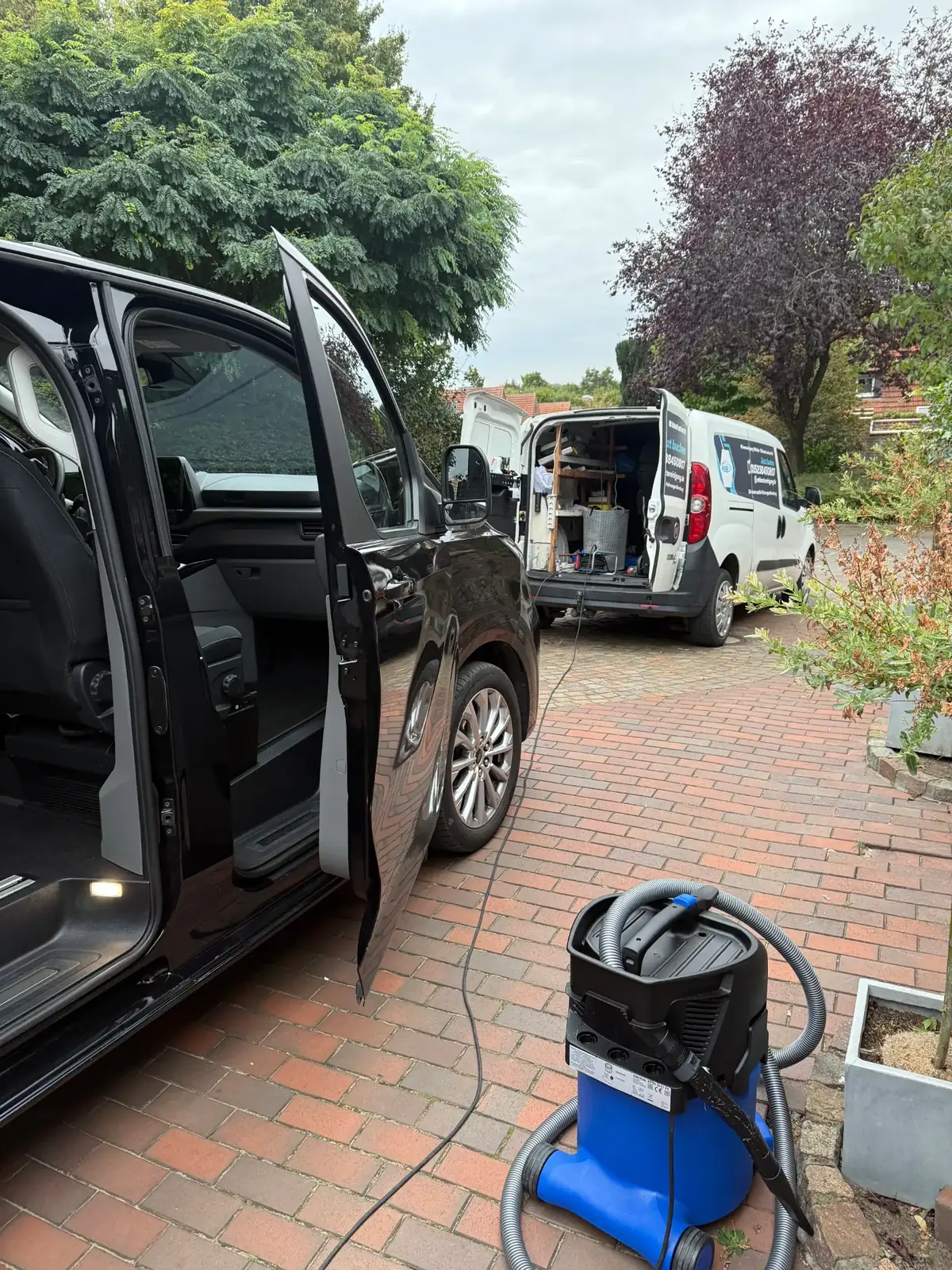 Außenarbeiten: Mobile Fahrzeugaufbereitung Ford Transit