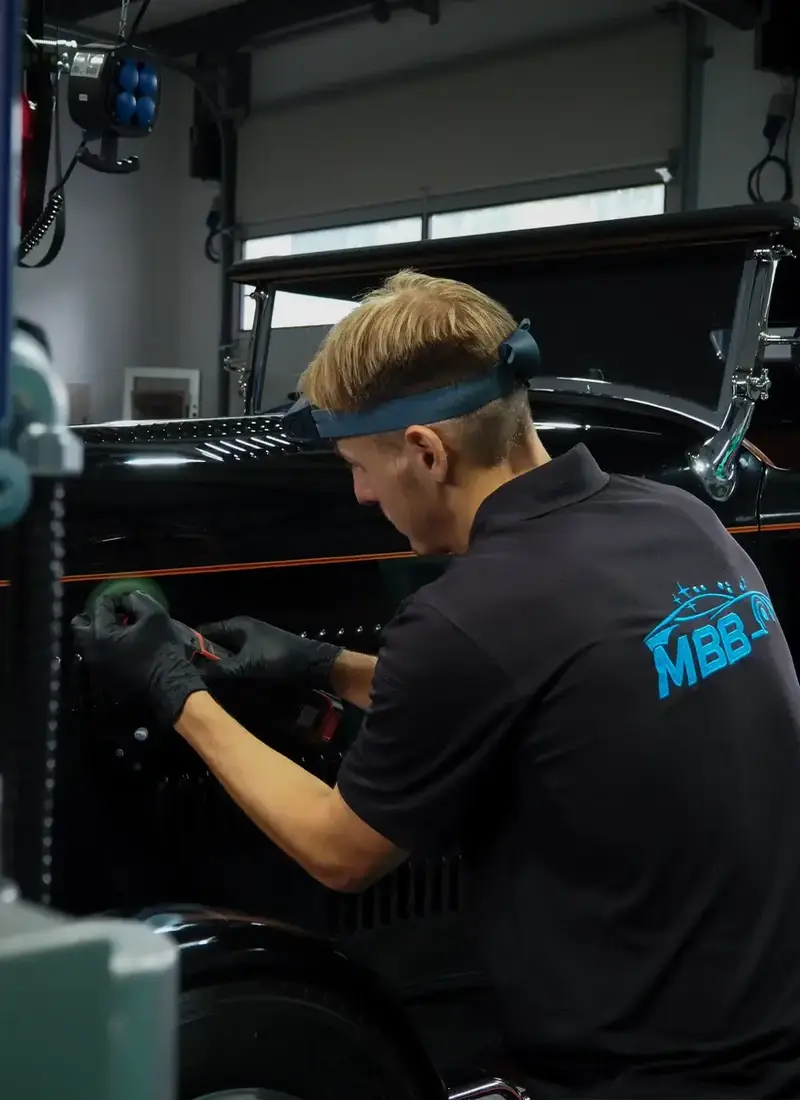 Detailarbeit: Professionelles Polieren des Oldtimer-Lacks