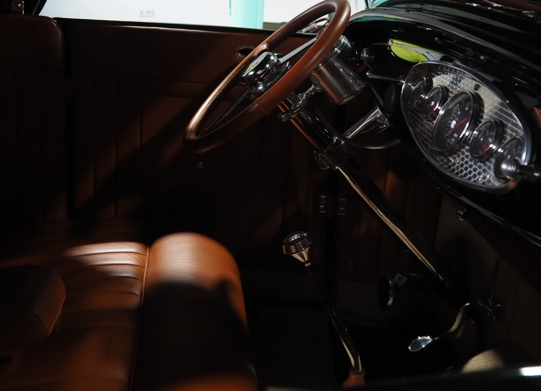 Professionelle Autoaufbereitung - Oldtimer Innenraum mit braunem Leder