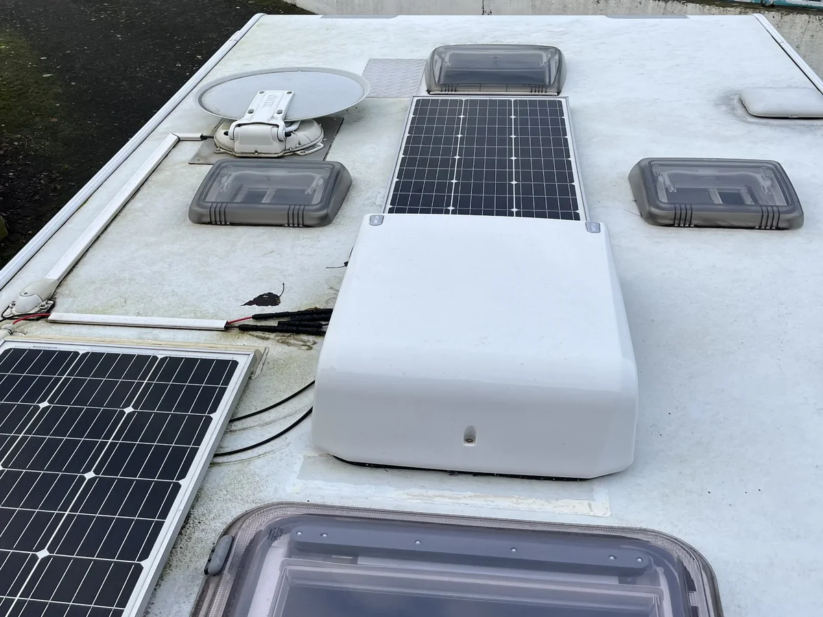 Wohnmobil Dach vor der Keramikversiegelung - stark verschmutzt mit Moos und Ablagerungen