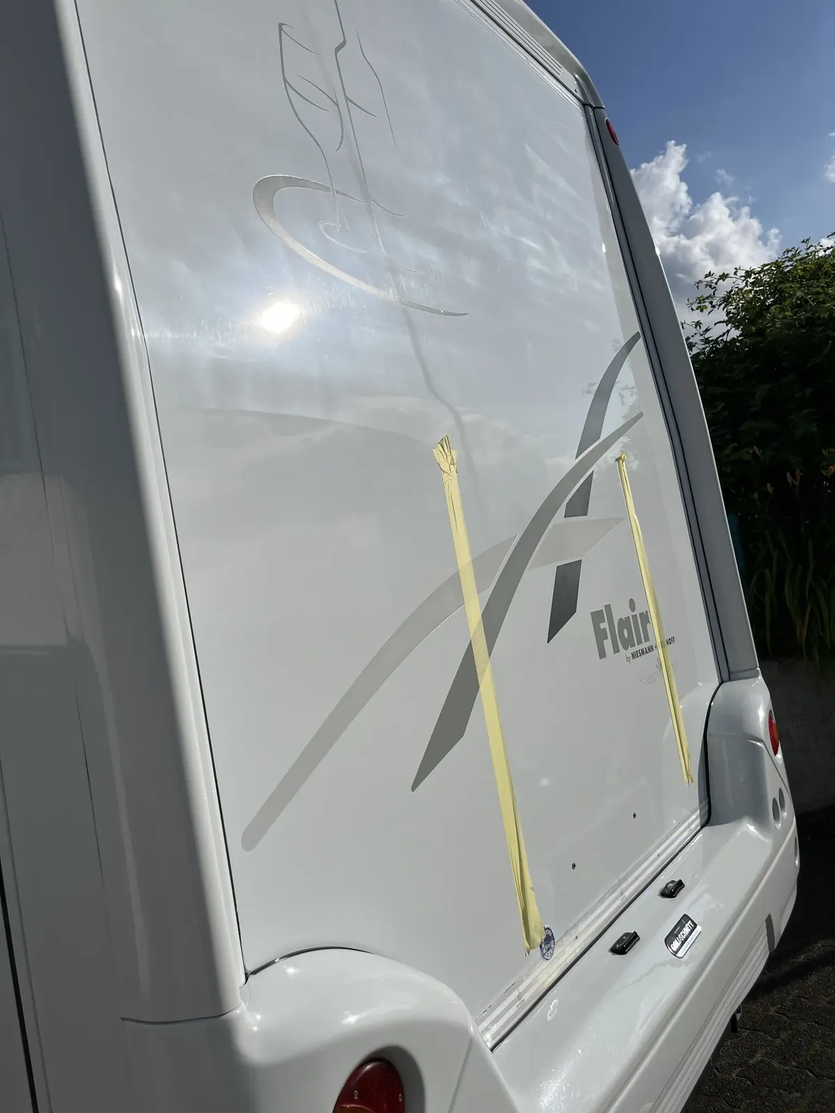 Heckpartie: Untere Hälfte poliert & versiegelt, obere Hälfte unbehandelt (Vergleich)