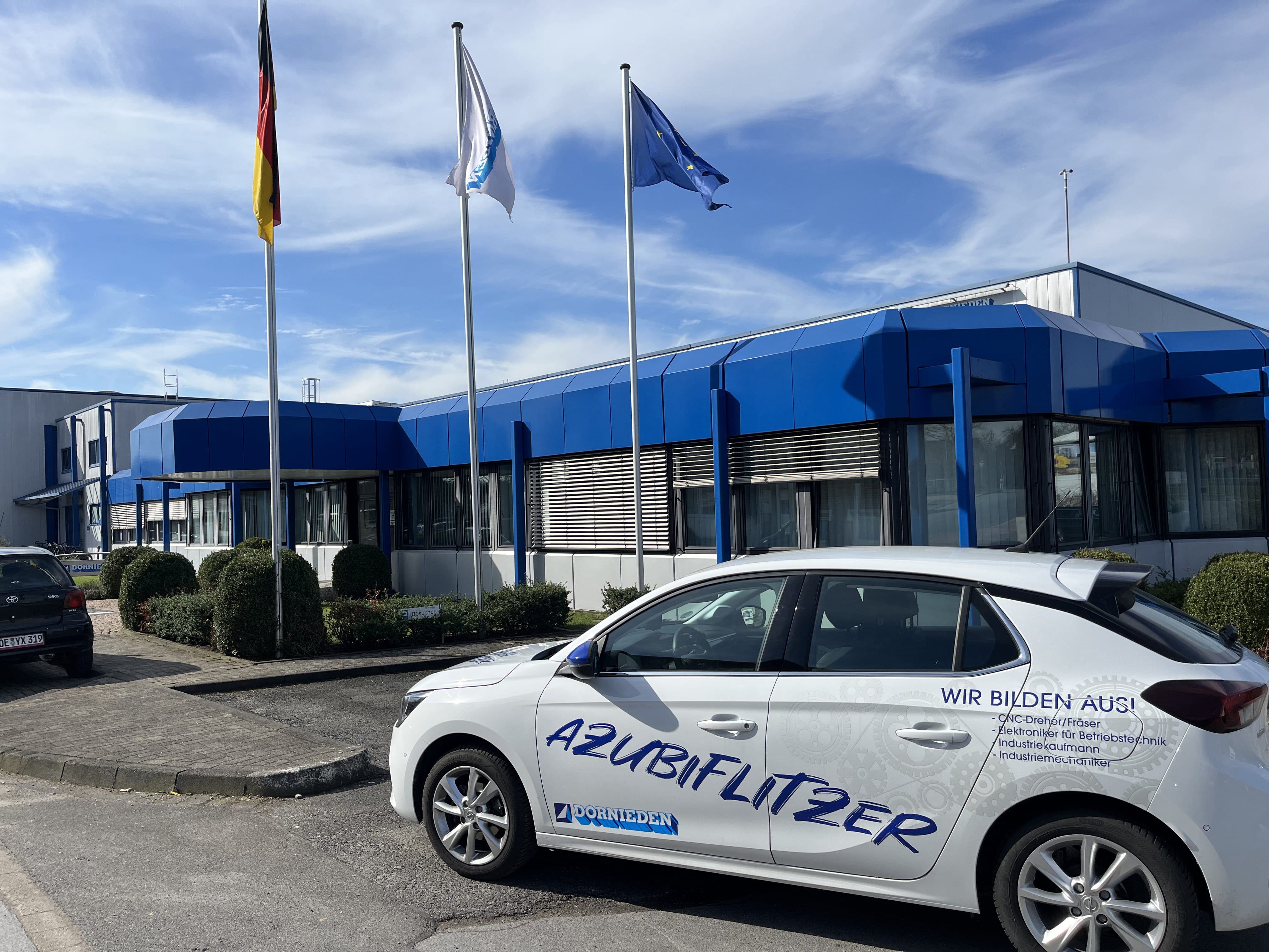 Saubere Firmenflotte vor Unternehmenszentrale nach professioneller Fahrzeugreinigung